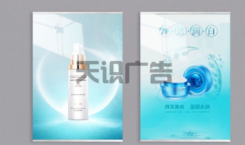什么是墙面亚克力海报展示牌？(图1)