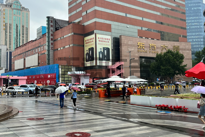 河北石家庄民族路步行街东购银座东方大厦墙