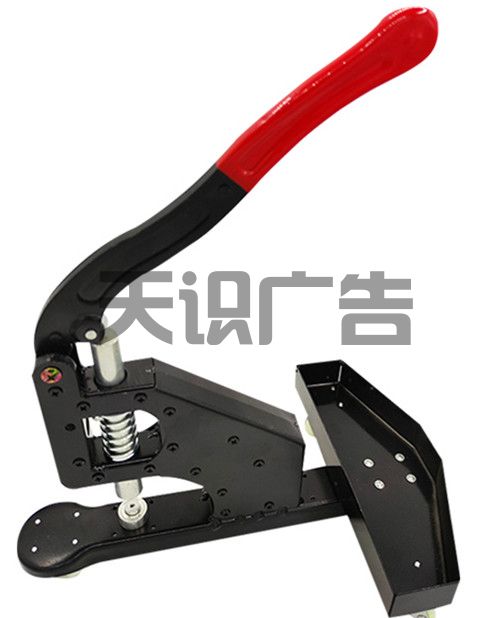 易拉宝画面上的孔是怎么打的 (图1) 易拉宝画面上的孔是怎么打的 (图1)