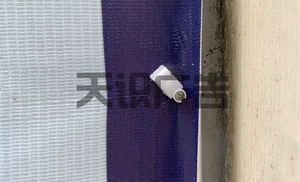 水泥围墙上安装喷绘布画面方法(图1)