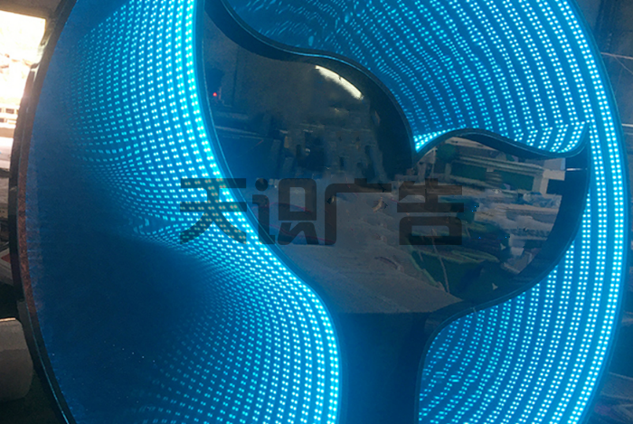 深渊镜的面板和底座是用什么设备雕刻造型的？